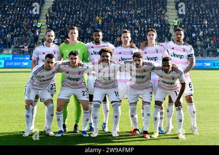 Juventus-Spieler posieren für ein Mannschaftsfoto während des Fußballspiels der Serie A zwischen Frosinone Calcio und Juventus FC im Benito Stirpe-Stadion in Frosinone (Italien) am 23. Dezember 2023. Stockfoto