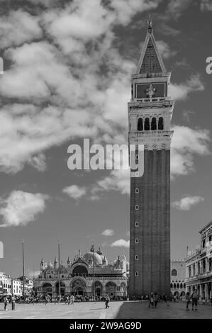 Schwarz-weiß Blick auf den Markusplatz in einem Moment der Ruhe an einem sonnigen Sommertag, mit einem malerischen Himmel, Venedig, Italien Stockfoto