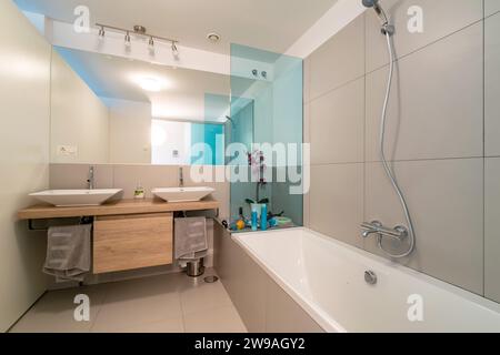 Ein Bild in einem mediterranen Ferienhaus mit zwei Waschbecken Stockfoto