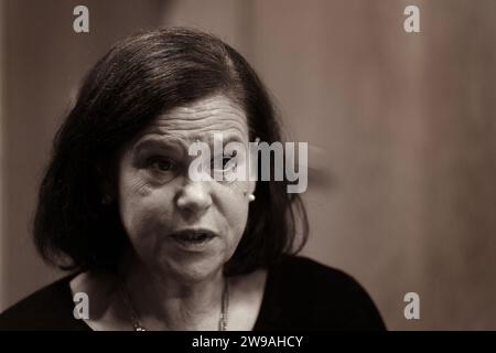 HINWEIS: Das Bild wurde in Schwarzweiß konvertiert. Sinn-Fein-Anführerin Mary Lou McDonald während eines Interviews in ihrem Büro in Leinster House, Dublin. Eine irische Regierung unter der Führung von Sinn Fein würde einen "Schritt ändern" bei der Vorbereitung auf die irische Einigung bringen, wobei ein Referendum innerhalb der Lebenszeit des nächsten Dail möglich wäre, sagte Parteivorsitzende Mary Lou McDonald. Bilddatum: Freitag, 15. Dezember 2023. Stockfoto