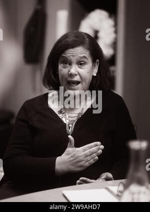 HINWEIS: Das Bild wurde in Schwarzweiß konvertiert. Sinn-Fein-Anführerin Mary Lou McDonald während eines Interviews in ihrem Büro in Leinster House, Dublin. Eine irische Regierung unter der Führung von Sinn Fein würde einen "Schritt ändern" bei der Vorbereitung auf die irische Einigung bringen, wobei ein Referendum innerhalb der Lebenszeit des nächsten Dail möglich wäre, sagte Parteivorsitzende Mary Lou McDonald. Bilddatum: Freitag, 15. Dezember 2023. Stockfoto