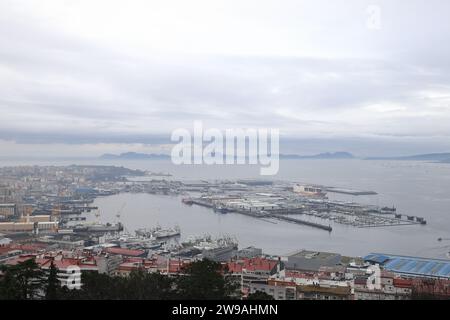 Der Blick über den Hafen von Vigo von der Burg San Sebastian im Nordwesten Spaniens. Vigo ist der größte Fischerhafen der Welt. Stockfoto