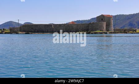 170 die von Osmanen erbaute venezianische dreieckige Festung auf der Südseite des Vivari-Kanals, archäologische Stätte Butrint. Sarande-Albanien. Stockfoto