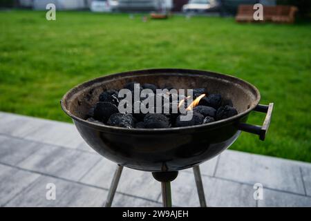 Schwelende Kohlen im Grill. Brennende Kohlen zum Grillen während eines Picknicks Stockfoto