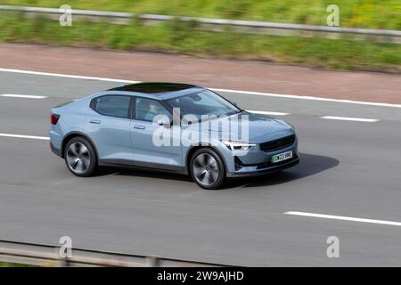 2023 Grey Polestar 2 Plus EV, elektrische Limousine mit Vorderradantrieb. Volvo elektrische Performance Fastback mit Hinterradantrieb, batteriebetriebene 5-türige Hecklehne. Polestar 2 Long Range Single Motor; Fahrt mit hoher Geschwindigkeit auf der Autobahn M6 im Großraum Manchester, Großbritannien Stockfoto