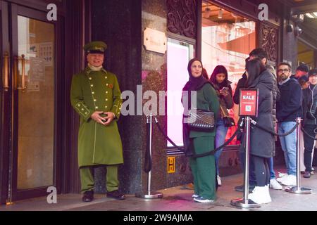 London, England, Großbritannien. Dezember 2023. Kunden stehen vor Harrods in Knightsbridge, wenn der Verkauf am zweiten Weihnachtsfeiertag beginnt. (Kreditbild: © Vuk Valcic/ZUMA Press Wire) NUR REDAKTIONELLE VERWENDUNG! Nicht für kommerzielle ZWECKE! Stockfoto