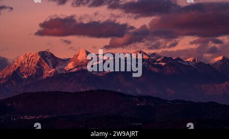 Kamniško-Savinjske Alpe (Kamnik-Savinja Alpen) bei Sonnenuntergang, von der Burg von Ljubljana aus gesehen. Stockfoto