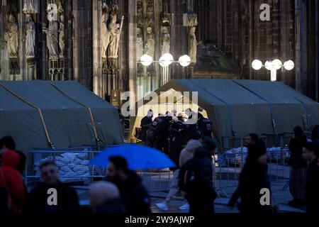 Terroralarm zu Weihnachten: Rund um den Kölner Dom sind Polizisten zu sehen. Besucher des Doms müssen sich in Zelten Kontrollen unterziehen. Hintergrund: Eine islamistische Terrorzelle des afghanischen ISIS-Ablegers ISPK soll über den Jahreswechsel u.a. in Köln Anschläge geplan haben. Themenbild, Symbolbild Köln, 25.12.2023 NRW Deutschland *** Terror Alert bei Weihnachten Polizeibeamte rund um den Kölner Dom sehen Besucher des Doms müssen in Zelten kontrolliert werden Hintergrund eine islamistische Terrorzelle der afghanischen ISIS-Niederlassung ISPK soll geplante Angriffe in Köln, amon, geplant haben Stockfoto