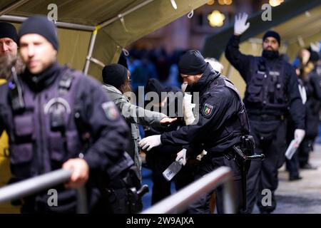 Terroralarm zu Weihnachten: Rund um den Kölner Dom sind Polizisten zu sehen. Besucher des Doms müssen sich in Zelten Kontrollen unterziehen. Hintergrund: Eine islamistische Terrorzelle des afghanischen ISIS-Ablegers ISPK soll über den Jahreswechsel u.a. in Köln Anschläge geplan haben. Themenbild, Symbolbild Köln, 25.12.2023 NRW Deutschland *** Terror Alert bei Weihnachten Polizeibeamte rund um den Kölner Dom sehen Besucher des Doms müssen in Zelten kontrolliert werden Hintergrund eine islamistische Terrorzelle der afghanischen ISIS-Niederlassung ISPK soll geplante Angriffe in Köln, amon, geplant haben Stockfoto