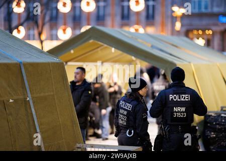 Terroralarm zu Weihnachten: Rund um den Kölner Dom sind Polizisten zu sehen. Besucher des Doms müssen sich in Zelten Kontrollen unterziehen. Hintergrund: Eine islamistische Terrorzelle des afghanischen ISIS-Ablegers ISPK soll über den Jahreswechsel u.a. in Köln Anschläge geplan haben. Themenbild, Symbolbild Köln, 25.12.2023 NRW Deutschland *** Terror Alert bei Weihnachten Polizeibeamte rund um den Kölner Dom sehen Besucher des Doms müssen in Zelten kontrolliert werden Hintergrund eine islamistische Terrorzelle der afghanischen ISIS-Niederlassung ISPK soll geplante Angriffe in Köln, amon, geplant haben Stockfoto