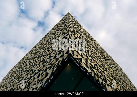 Tirana, Albanien - 29. November 2023: Detailansicht der geometrischen Fassade des Rainbow Center Gebäudes. Stockfoto