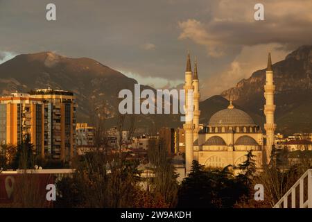 Tirana, Albanien - 29. November 2023: Die Namazgah-Moschee wird von der Abendsonne beleuchtet, von der Tirana-Pyramide aus gesehen Stockfoto