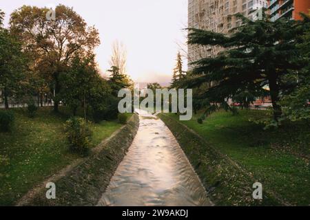 Tirana, Albanien - 29. November 2023: Langzeitaufnahme des Flusses in der Nähe von Downtown One Stockfoto