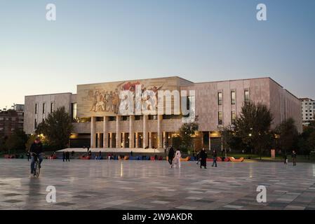 Tirana, Albanien - 29. November 2023: Das Nationalmuseum wurde während der blauen Stunde aufgenommen und unterstreicht seine architektonische Schönheit Stockfoto