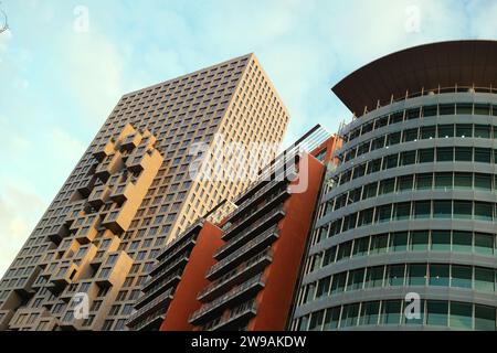 Tirana, Albanien – 29. November 2023: Ein Foto, das den Wolkenkratzer Downtown One inmitten der Skyline der Stadt zeigt. Stockfoto