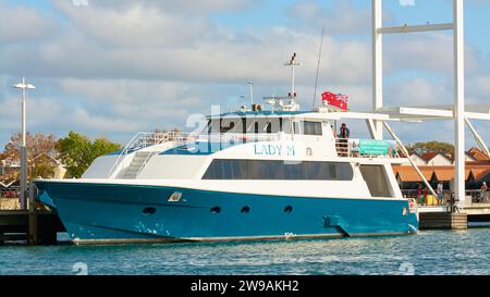 Das Lady M Kimberley Cruises Boot legte im Hillarys Boat Harbour in Perth, Western Australia an Stockfoto