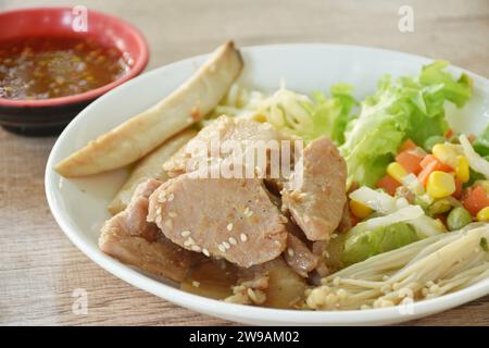 Koreanisches Schweineblatt mit Salat auf Teller, mit würziger Sauce Stockfoto