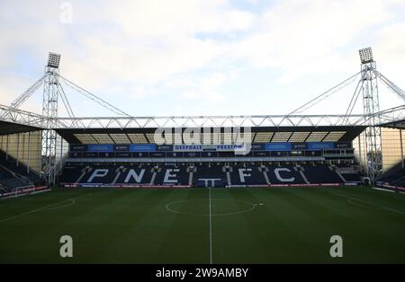 Deepdale, Preston, Großbritannien. Dezember 2023. EFL Championship Football, Preston North End gegen Leeds United; Ein Blick auf das Stadion und das Spielfeld vor dem Spiel Credit: Action Plus Sports/Alamy Live News Credit: Action Plus Sports Images/Alamy Live News Stockfoto