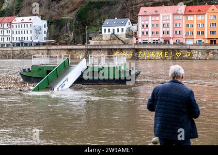 Decin, Tschechische Republik. Dezember 2023. Die Menschen laufen am Elbufer in Decin entlang, wo der Elbspiegel am 26. Dezember 2023 den dritten, höchsten Hochwasserstand überschritt. Region Usti nad Labem. Quelle: Ondrej Hajek/CTK Photo/Alamy Live News Stockfoto