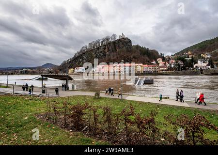 Decin, Tschechische Republik. Dezember 2023. Die Menschen laufen am Elbufer in Decin entlang, wo der Elbspiegel am 26. Dezember 2023 den dritten, höchsten Hochwasserstand überschritt. Region Usti nad Labem. Quelle: Ondrej Hajek/CTK Photo/Alamy Live News Stockfoto