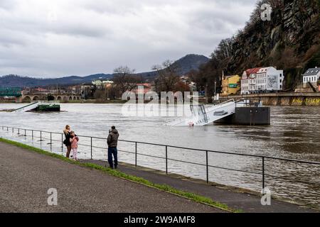 Decin, Tschechische Republik. Dezember 2023. Die Menschen laufen am Elbufer in Decin entlang, wo der Elbspiegel am 26. Dezember 2023 den dritten, höchsten Hochwasserstand überschritt. Region Usti nad Labem. Quelle: Ondrej Hajek/CTK Photo/Alamy Live News Stockfoto