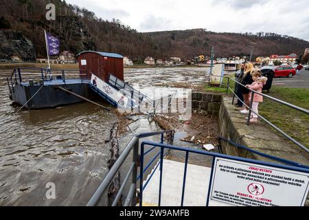 Decin, Tschechische Republik. Dezember 2023. Die Menschen laufen am Elbufer in Decin entlang, wo der Elbspiegel am 26. Dezember 2023 den dritten, höchsten Hochwasserstand überschritt. Region Usti nad Labem. Quelle: Ondrej Hajek/CTK Photo/Alamy Live News Stockfoto