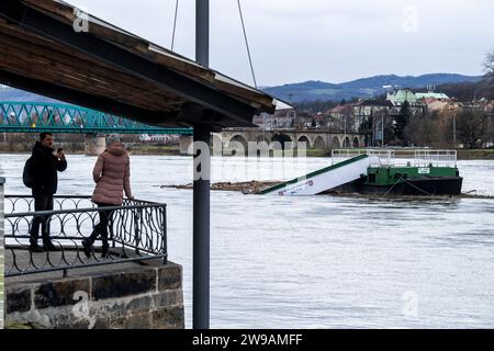 Decin, Tschechische Republik. Dezember 2023. Die Menschen laufen am Elbufer in Decin entlang, wo der Elbspiegel am 26. Dezember 2023 den dritten, höchsten Hochwasserstand überschritt. Region Usti nad Labem. Quelle: Ondrej Hajek/CTK Photo/Alamy Live News Stockfoto