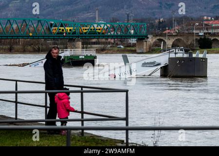 Decin, Tschechische Republik. Dezember 2023. Die Menschen laufen am Elbufer in Decin entlang, wo der Elbspiegel am 26. Dezember 2023 den dritten, höchsten Hochwasserstand überschritt. Region Usti nad Labem. Quelle: Ondrej Hajek/CTK Photo/Alamy Live News Stockfoto