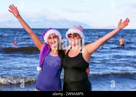 Dezember 23. Ayr, Großbritannien. Über 130 Schwimmer am Boxing Day nahmen an der jährlichen „Loonie Dook“ vor Ayr Beach und im Firth of Clyde Teil, um Spenden für die Ayrshire Cancer Support-Wohltätigkeitsorganisation zu sammeln. Die Veranstaltung hoffte, mehr als im letzten Jahr einen Betrag von £30.000 durch Sponsoring und Spenden zu erzielen. Quelle: Findlay/Alamy Live News Stockfoto