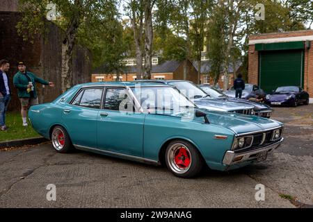 1975 Datsun 200L, ausgestellt im Bicester Heritage Scramble am 8. Oktober 2023. Stockfoto