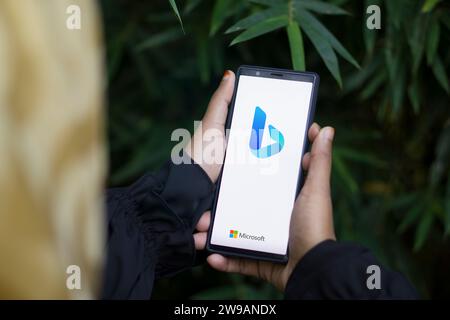 Dhaka, Bangladesch - 26. Dezember 2023: Bing-Logo auf einem Smartphone. Bing ist eine von Microsoft betriebene Suchmaschine. Stockfoto