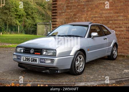 1994 Volkswagen Corrado VR6, ausgestellt auf dem Bicester Heritage Scramble am 8. Oktober 2023. Stockfoto