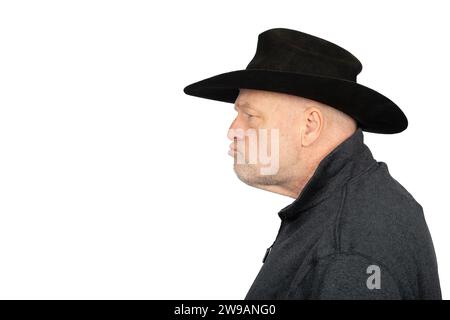 Ernster Cowboy mittleren Alters, Farmer, der links schaut, isoliert auf weißem Hintergrund. Stockfoto