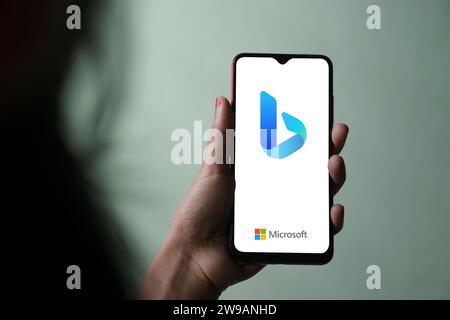 Dhaka, Bangladesch - 26. Dezember 2023: Bing-Logo auf einem Smartphone. Bing ist eine von Microsoft betriebene Suchmaschine. Stockfoto