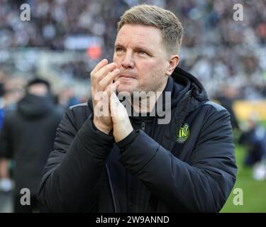 Newcastle, Großbritannien. Dezember 2023. Eddie Howe, Manager von Newcastle United, applaudiert den Heimfans während des Premier League-Spiels Newcastle United gegen Nottingham Forest in St. James's Park, Newcastle, Großbritannien, 26. Dezember 2023 (Foto: Mark Cosgrove/News Images) Credit: News Images LTD/Alamy Live News Stockfoto