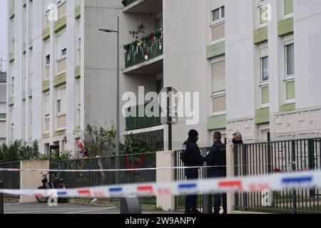 Meaux, Frankreich. Dezember 2023. © PHOTOPQR/LE PARISIEN/Sébastien Roselé ; Meaux ; 26/12/2023 ; Meaux, mardi 26 décembre. à Mère et ses quatre enfants ont été retrouvés morts dans un appartement dans le quartier de Beauval, Le père de famille a été interpellé. Les voisins sont sous le Choc. - Meaux, Frankreich, 26. dezember 2023. Eine Frau und ihre 4 Kinder (im Alter von 10 bis 9 Monaten) wurden am Weihnachtstag von ihrem Ehemann getötet (am Morgen verhaftet) mehr als 100 Frauen wurden in Frankreich von einem Partner oder Ex-Partner getötet Stockfoto