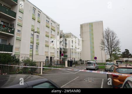 Meaux, Frankreich. Dezember 2023. © PHOTOPQR/LE PARISIEN/Sébastien Roselé ; Meaux ; 26/12/2023 ; Meaux, mardi 26 décembre. à Mère et ses quatre enfants ont été retrouvés morts dans un appartement dans le quartier de Beauval, Le père de famille a été interpellé. Les voisins sont sous le Choc. - Meaux, Frankreich, 26. dezember 2023. Eine Frau und ihre 4 Kinder (im Alter von 10 bis 9 Monaten) wurden am Weihnachtstag von ihrem Ehemann getötet (am Morgen verhaftet) mehr als 100 Frauen wurden in Frankreich von einem Partner oder Ex-Partner getötet Stockfoto