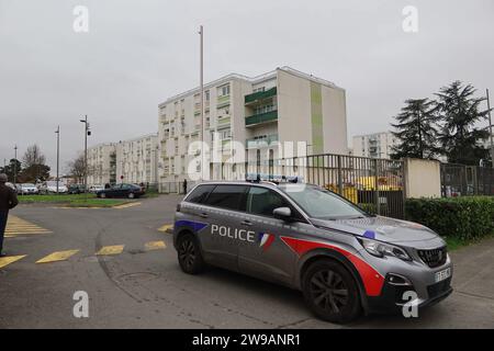 Meaux, Frankreich. Dezember 2023. © PHOTOPQR/LE PARISIEN/Sébastien Roselé ; Meaux ; 26/12/2023 ; Meaux, mardi 26 décembre. à Mère et ses quatre enfants ont été retrouvés morts dans un appartement dans le quartier de Beauval, Le père de famille a été interpellé. Les voisins sont sous le Choc. - Meaux, Frankreich, 26. dezember 2023. Eine Frau und ihre 4 Kinder (im Alter von 10 bis 9 Monaten) wurden am Weihnachtstag von ihrem Ehemann getötet (am Morgen verhaftet) mehr als 100 Frauen wurden in Frankreich von einem Partner oder Ex-Partner getötet Stockfoto