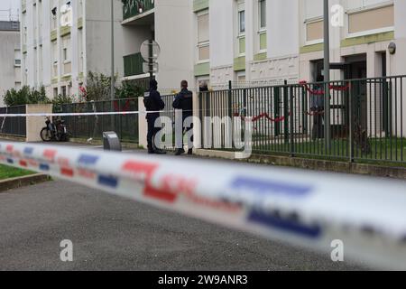 Meaux, Frankreich. Dezember 2023. © PHOTOPQR/LE PARISIEN/Sébastien Roselé ; Meaux ; 26/12/2023 ; Meaux, mardi 26 décembre. à Mère et ses quatre enfants ont été retrouvés morts dans un appartement dans le quartier de Beauval, Le père de famille a été interpellé. Les voisins sont sous le Choc. - Meaux, Frankreich, 26. dezember 2023. Eine Frau und ihre 4 Kinder (im Alter von 10 bis 9 Monaten) wurden am Weihnachtstag von ihrem Ehemann getötet (am Morgen verhaftet) mehr als 100 Frauen wurden in Frankreich von einem Partner oder Ex-Partner getötet Stockfoto