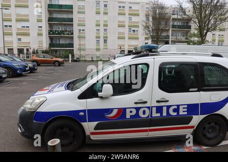 Meaux, Frankreich. Dezember 2023. © PHOTOPQR/LE PARISIEN/Sébastien Roselé ; Meaux ; 26/12/2023 ; Meaux, mardi 26 décembre. à Mère et ses quatre enfants ont été retrouvés morts dans un appartement dans le quartier de Beauval, Le père de famille a été interpellé. Les voisins sont sous le Choc. - Meaux, Frankreich, 26. dezember 2023. Eine Frau und ihre 4 Kinder (im Alter von 10 bis 9 Monaten) wurden am Weihnachtstag von ihrem Ehemann getötet (am Morgen verhaftet) mehr als 100 Frauen wurden in Frankreich von einem Partner oder Ex-Partner getötet Stockfoto