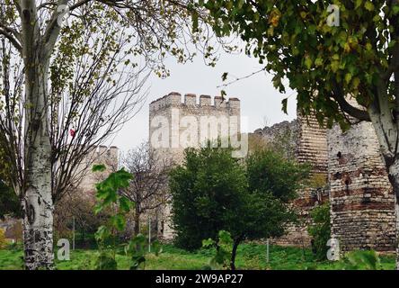 Mauern von Konstantinopel im Stadtteil Fatih in Istanbul, Türkei. Malerische Aussicht auf alte Ruinen, Denkmal des berühmten römischen Byzantinischen Reiches. Bekannt als Theo Stockfoto