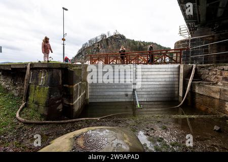 Decin, Tschechische Republik. Dezember 2023. Die Menschen laufen am Elbufer in Decin entlang, wo der Elbspiegel am 26. Dezember 2023 den dritten, höchsten Hochwasserstand überschritt. Region Usti nad Labem. Quelle: Ondrej Hajek/CTK Photo/Alamy Live News Stockfoto