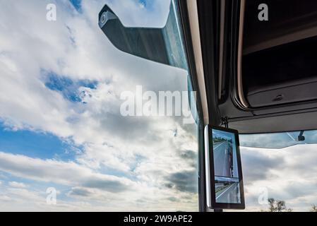 Kamera ersetzt den Rückspiegel eines Fahrzeugs durch den Doppelbildschirm, auf dem das Bild reflektiert wird. Stockfoto