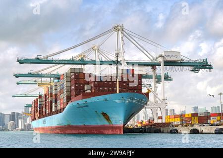 Miami, Florida, USA - 1. Dezember 2023: Dockside-Kräne beladen das Maersk-Containerschiff Gjertud Maersk in Miami Docks Stockfoto