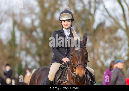 Hagley, Worcestershire, Großbritannien. Dezember 2023. Ein junger Fahrer wartet auf den Start beim Treffen am zweiten Weihnachtsfeiertag der Albrighton and Woodland Hunt in Hagley Hall, Worcestershire. Quelle: Peter Lopeman/Alamy Live News Stockfoto