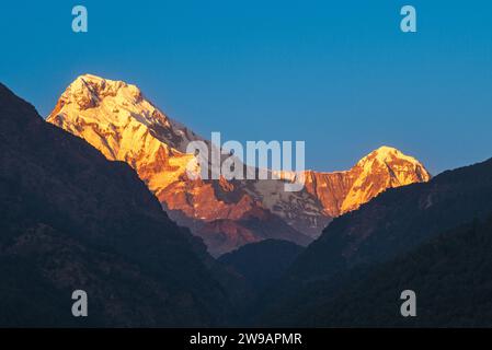 Landschaft des Annapurna-Massivs im Himalaya, nepal in der Abenddämmerung Stockfoto