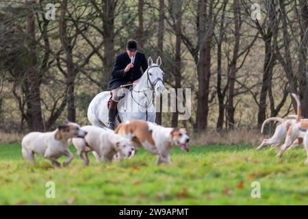 Hagley, Worcestershire, Großbritannien. Dezember 2023. Der Master of the Hounds geht mit den Hunden auf das Feld beim Treffen am zweiten Weihnachtsfeiertag der Albrighton and Woodland Hunt in Hagley Hall, Worcestershire. Quelle: Peter Lopeman/Alamy Live News Stockfoto