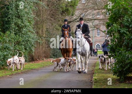 Hagley, Worcestershire, Großbritannien. Dezember 2023. Der Master of the Hounds geht mit den Hunden auf das Feld beim Treffen am zweiten Weihnachtsfeiertag der Albrighton and Woodland Hunt in Hagley Hall, Worcestershire. Quelle: Peter Lopeman/Alamy Live News Stockfoto