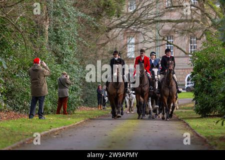 Hagley, Worcestershire, Großbritannien. Dezember 2023. Die Fahrer fahren am zweiten Weihnachtsfeiertag in Hagley Hall, Worcestershire, auf die Strecke. Quelle: Peter Lopeman/Alamy Live News Stockfoto