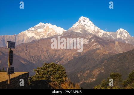 Landschaft des Annapurna-Massivs im Himalaya, nepal in der Abenddämmerung Stockfoto